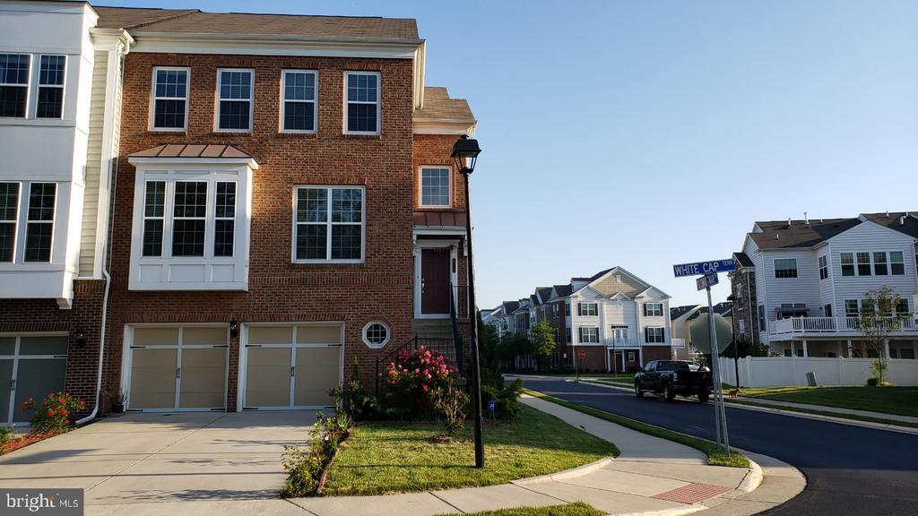 43567 White Cap Terrace in Chantilly, VA - Building Photo