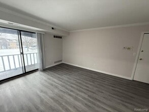 250 E Thirteen Mile Rd in Madison Heights, MI - Building Photo - Building Photo