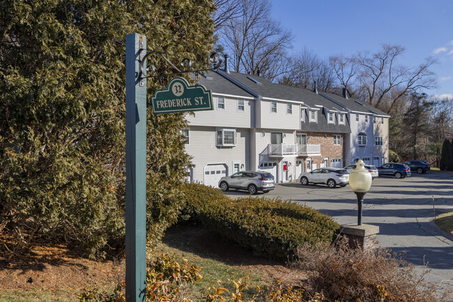 Oak Knoll Condominiums in Dracut, MA - Building Photo - Building Photo