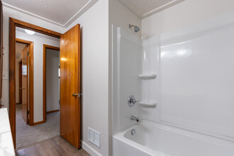 5730 Griffith Ave NW in North Canton, OH - Building Photo - Building Photo