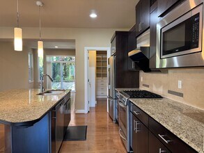 10723 NE 65th Ln in Kirkland, WA - Building Photo - Building Photo