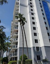 5099 NW 7th St in Miami, FL - Foto de edificio - Building Photo