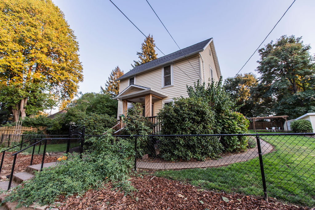 1215 Eugene St in Hood River, OR - Building Photo