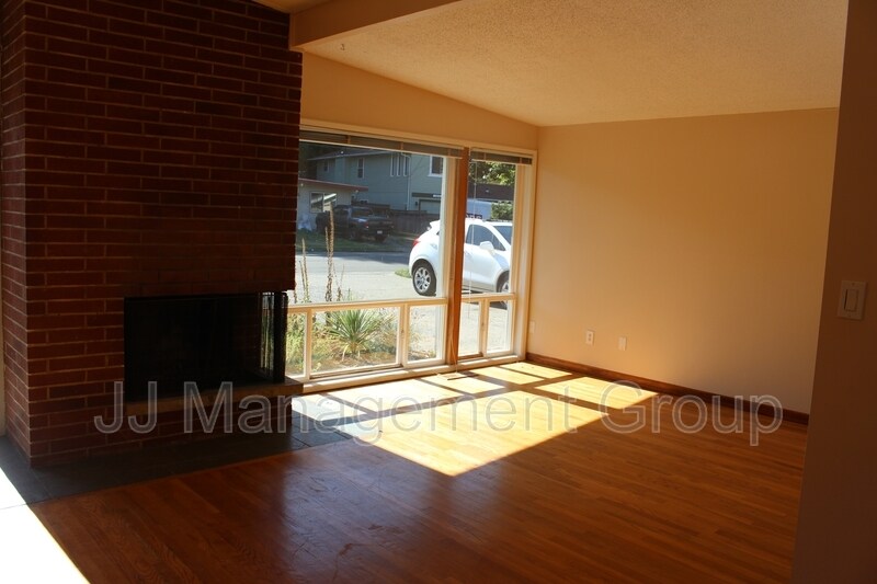16020 SE 9th St in Bellevue, WA - Building Photo