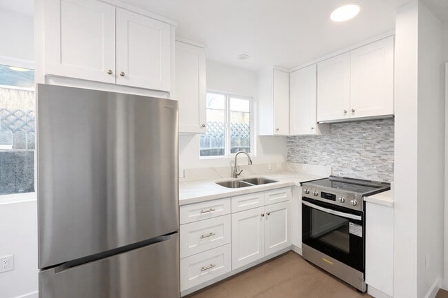 6905 Noble Ave, Unit 2