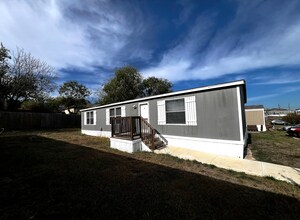 222 B St in Converse, TX - Building Photo - Building Photo