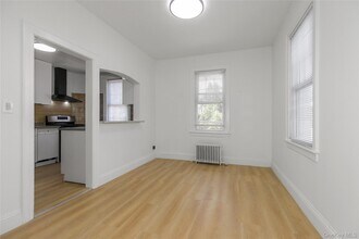 11 Floyd Pl in Great Neck, NY - Building Photo - Building Photo