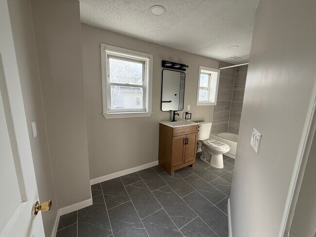 18 Meadow St in Taunton, MA - Building Photo - Building Photo