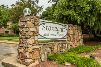 Stonegate Apartments in Memphis, TN - Building Photo - Building Photo