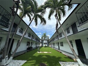 2500 Johnson St in Hollywood, FL - Building Photo - Building Photo