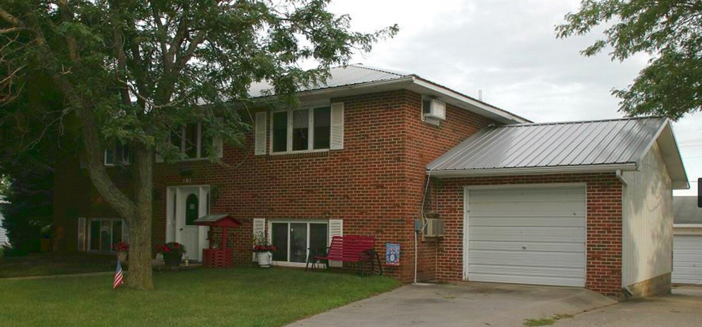 161 Maple Dr in Sibley, IA - Building Photo