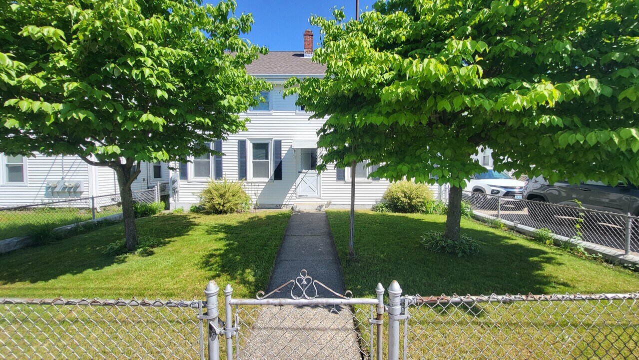9 Maple St, Unit 9 Maple Street Fl 2 in Cumberland, RI - Building Photo
