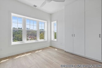 1578 Beacon St, Unit 202 in Brookline, MA - Foto de edificio - Building Photo