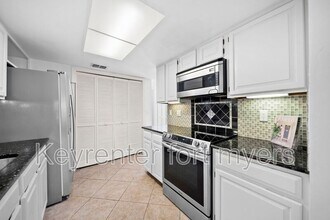 3052 Kings Lake Blvd in Naples, FL - Building Photo - Building Photo