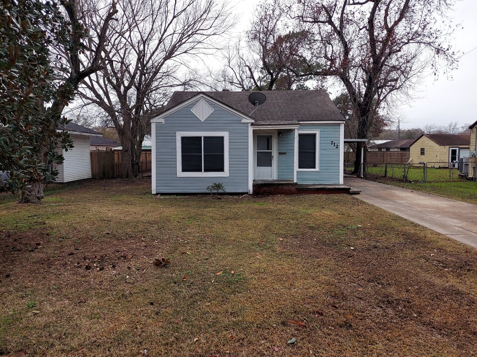 712 S 10th 1/2 St in Nederland, TX - Building Photo