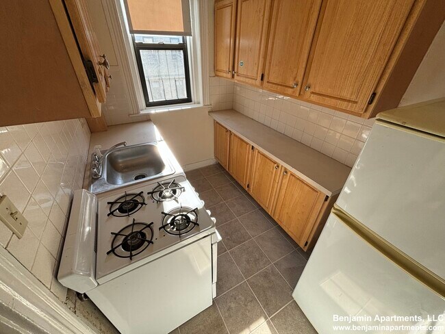 1124 Commonwealth Ave, Unit 49 in Boston, MA - Building Photo - Building Photo