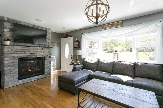 14 Alexander Dr in Brookfield, CT - Building Photo - Building Photo