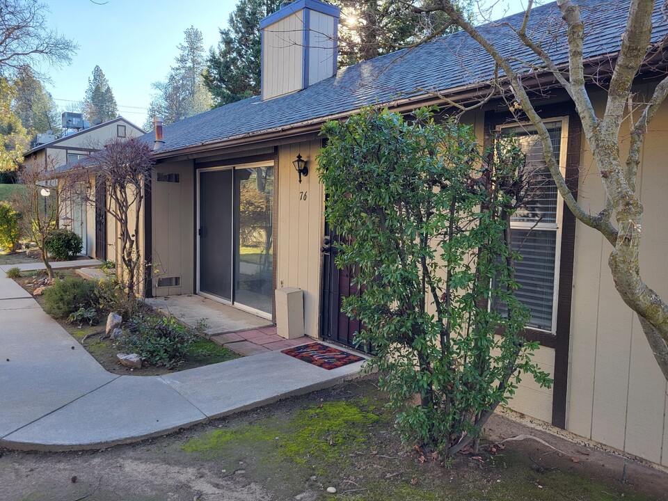 49400 River Park Rd in Oakhurst, CA - Building Photo