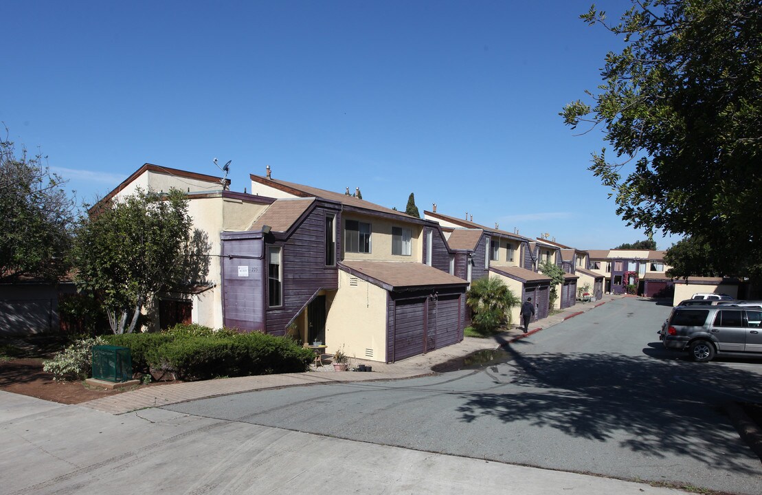 225 E 26th St in National City, CA - Foto de edificio