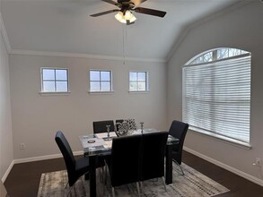 8315 Summerset Dr in Dallas, TX - Building Photo - Building Photo