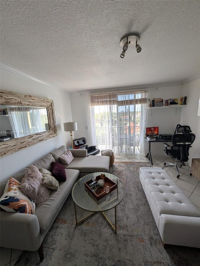 3500 Coral Way, Unit 505 in Coral Gables, FL - Foto de edificio - Building Photo