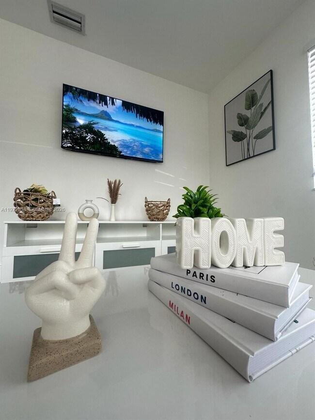 104 NW 9th St in Hallandale Beach, FL - Building Photo - Building Photo