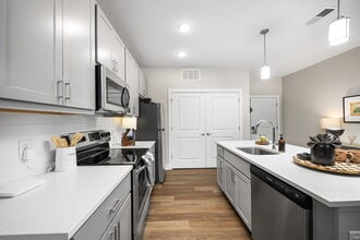 Residences at Topiary Park in Columbus, OH - Foto de edificio - Building Photo