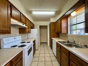 9223 Regal Dr in Woodway, TX - Building Photo - Building Photo