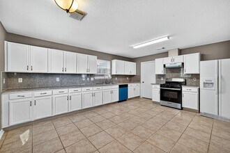 5615 W Harrow Dr in Houston, TX - Foto de edificio - Building Photo