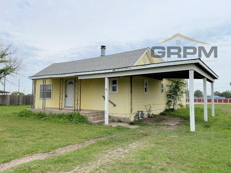 28 E Ave D in South Hutchinson, KS - Building Photo