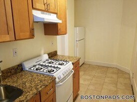 155 Summer St, Unit 8F in Somerville, MA - Building Photo
