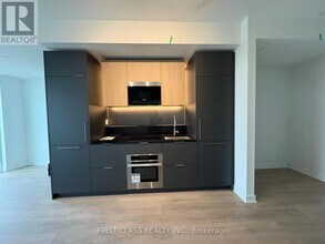 1 Fairview Rd E in Mississauga, ON - Building Photo - Building Photo