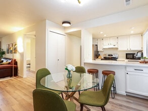 10819 NE 37th Pl, Unit SI ID1470523P in Bellevue, WA - Building Photo - Building Photo