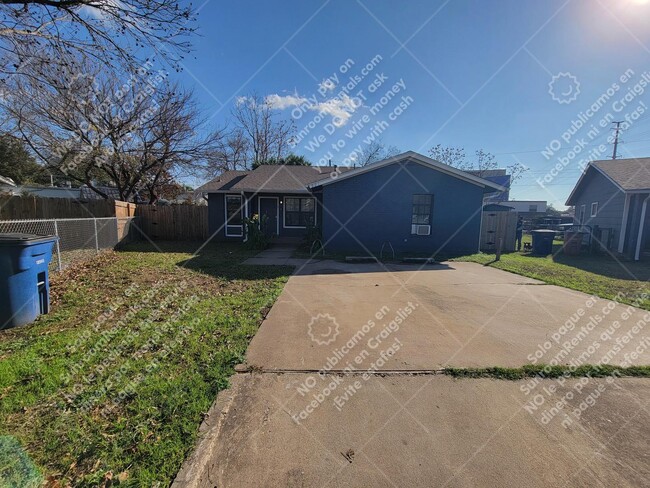 901 E Leslie Cir in Austin, TX - Building Photo - Building Photo