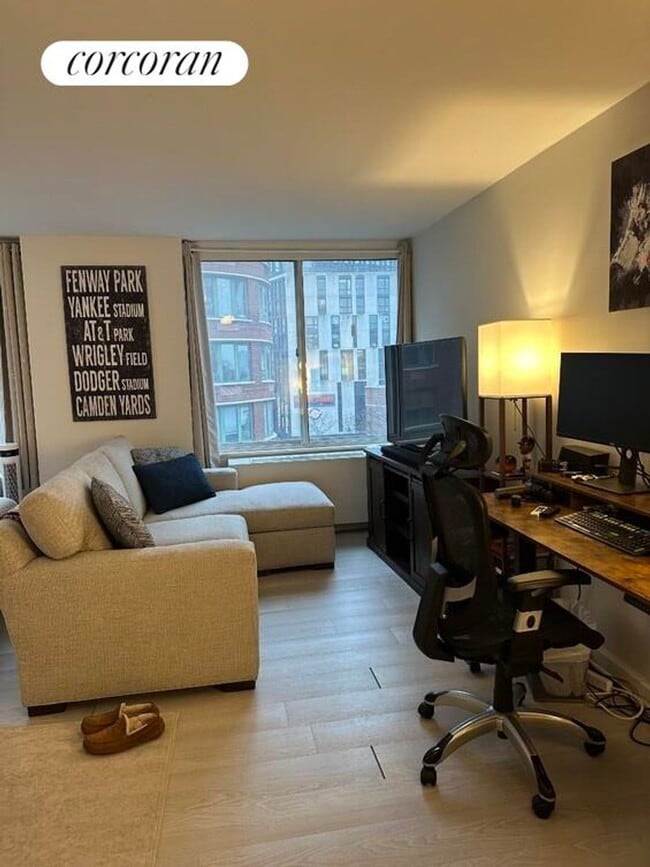 303 Greenwich St in New York, NY - Building Photo - Building Photo