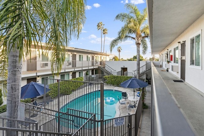 9632 Ball Road in Anaheim, CA - Foto de edificio - Building Photo