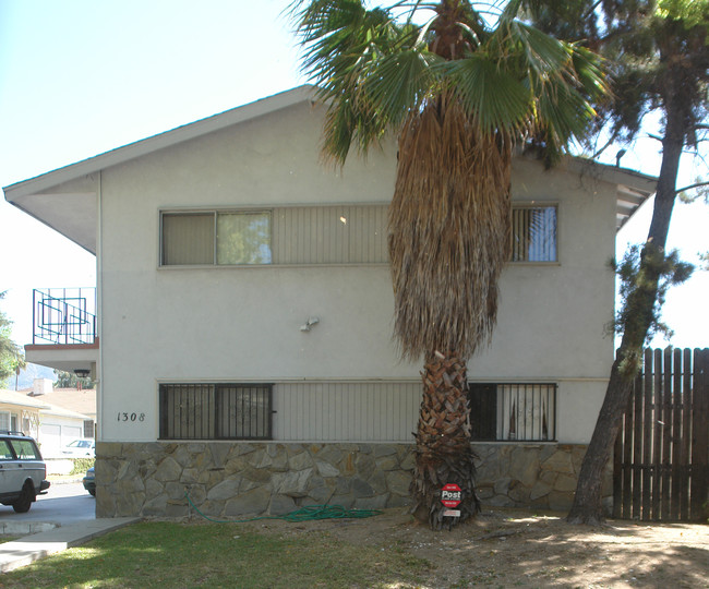 1308 N Los Robles Ave in Pasadena, CA - Foto de edificio - Building Photo