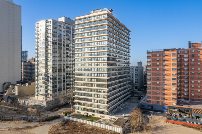 Beach Point Tower in Chicago, IL - Building Photo - Building Photo