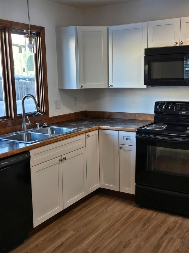 2701 Kingsbridge Pl in Anchorage, AK - Foto de edificio - Building Photo