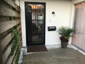 904 Byron Ln in Sarasota, FL - Foto de edificio - Building Photo