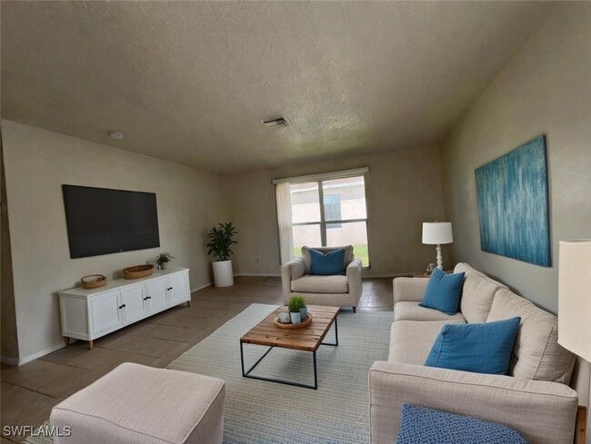 1024 SE 24th Ave in Cape Coral, FL - Foto de edificio - Building Photo