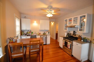 43 Woodlawn St, Unit 1 in Dedham, MA - Foto de edificio - Building Photo