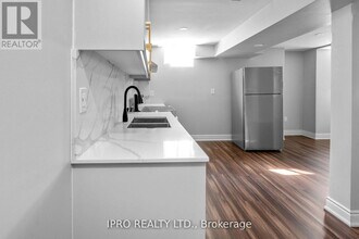 10 Arctic Fox Crescent in Brampton, ON - Building Photo - Building Photo