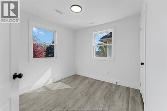 409 HALL  B in Windsor, ON - Building Photo - Building Photo