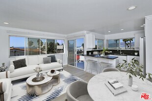 1649 Appian Way in Santa Monica, CA - Building Photo