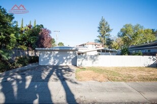 855 Rorke Way in Palo Alto, CA - Building Photo