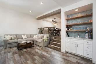 18755 Hatteras St in Tarzana, CA - Building Photo - Building Photo