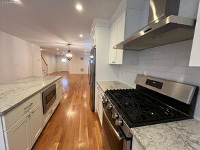 56 Ashwood Rd in Port Washington, NY - Building Photo - Building Photo