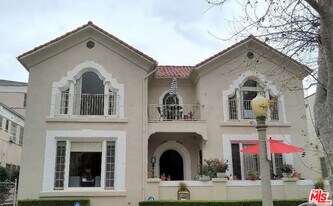 326 1/2 N Sycamore Ave in Los Angeles, CA - Building Photo