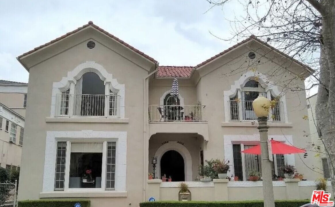 326 1/2 N Sycamore Ave in Los Angeles, CA - Building Photo